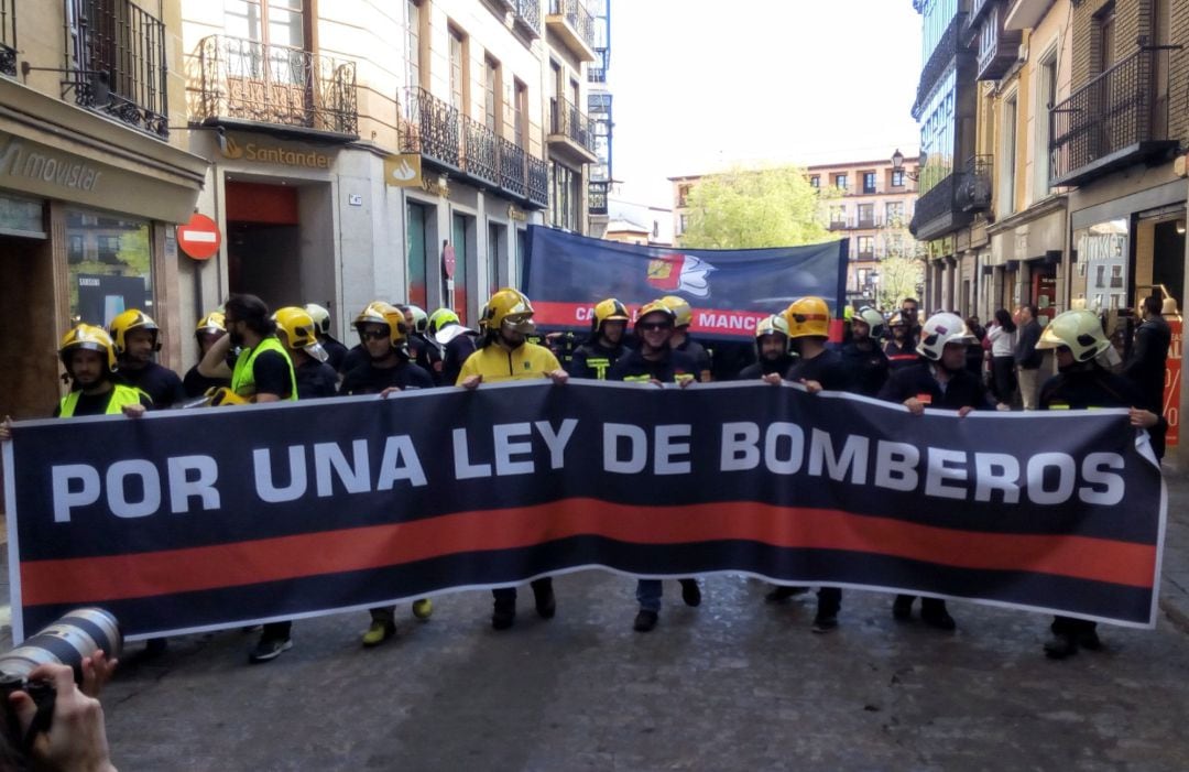 Bomberos de toda C-LM demandan en Toledo una ley de coordinación que homogeneice y coordine los distintos servicios
Manifestación de bomberos de C-LM por una Ley de Coordinación.