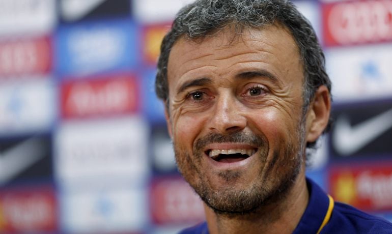 Luis Enrique sonríe en rueda de prensa