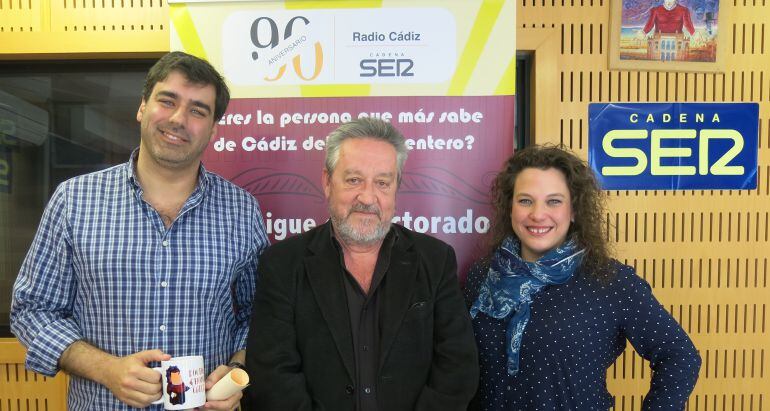 Javier Ayala, con la taza del concurso, Alberto Ramos y María Sánchez tras participar en el Doctorado Honoris Cádiz