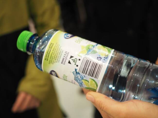 Codi de barres i símbol que indica que s'ha pagat un dipòsit per l'ampolla i que és un retornable