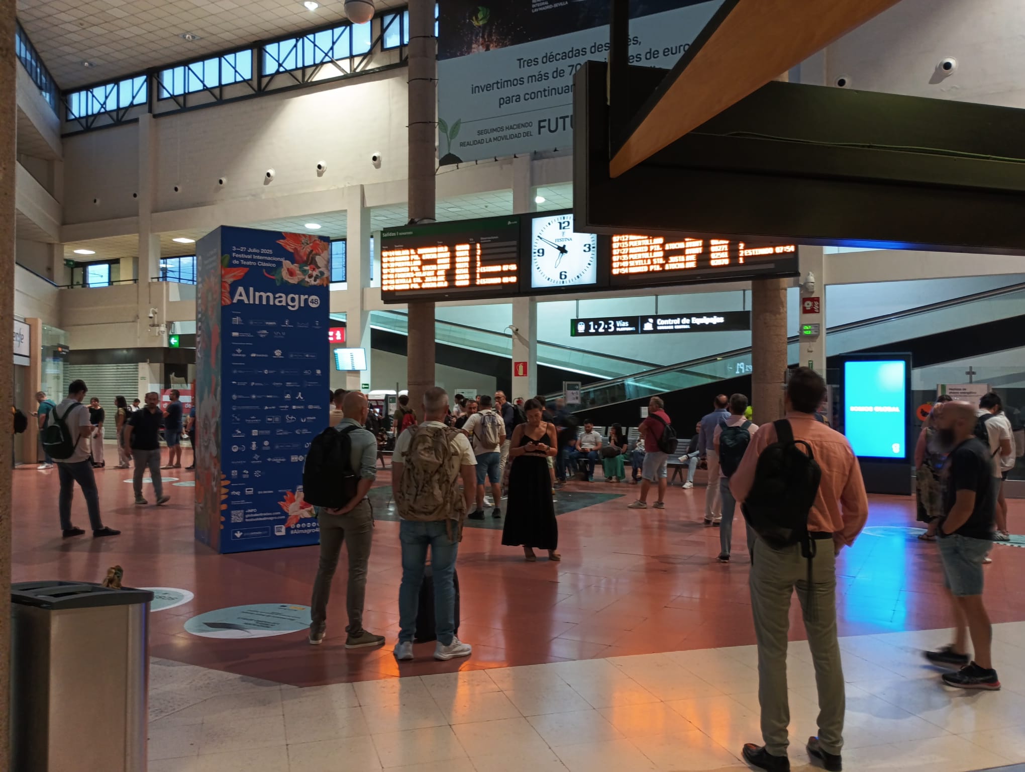 Usuarios a la espera en la estación de Ciudad Real