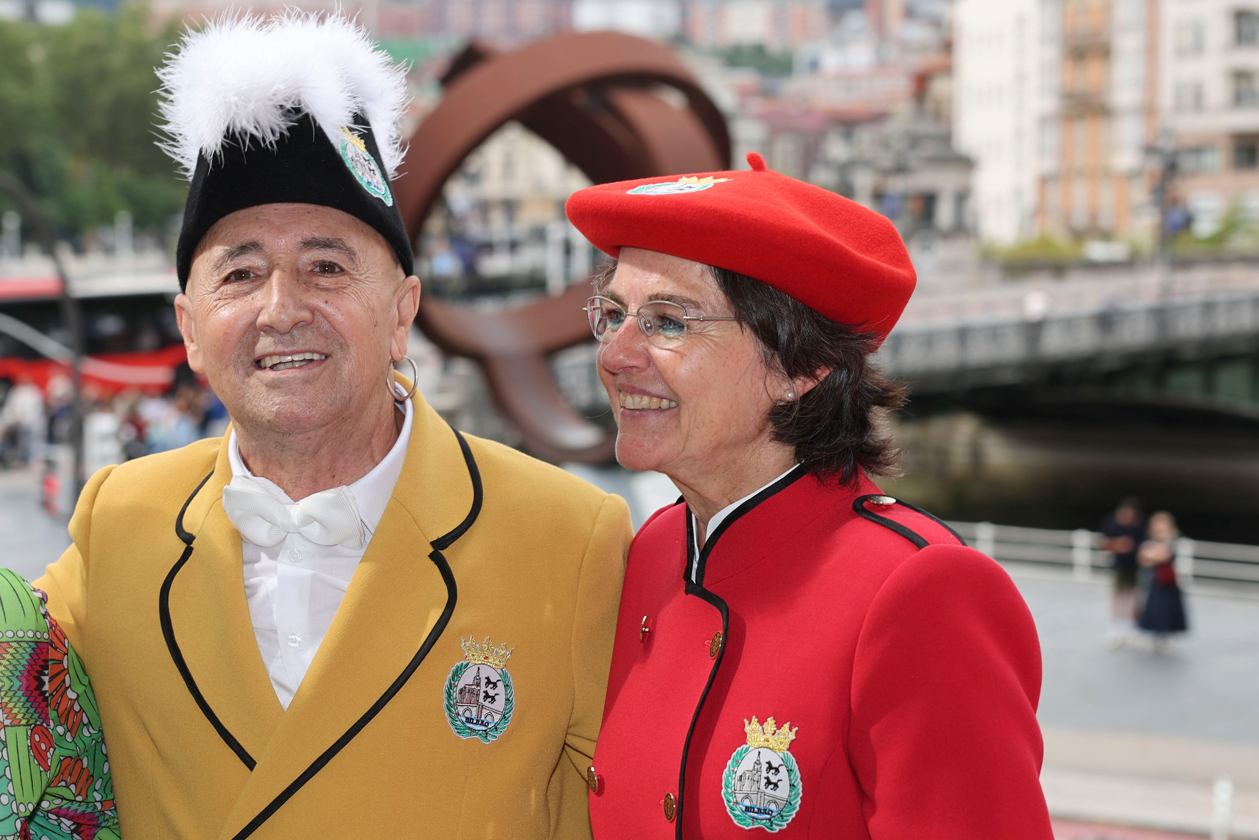 BILBAO, 29/07/2025.- El cantante de Doctor Deseo, Francis Diez, como pregonero y la comparsera de Txori Barrote Olatz Agirre, como txupinera este martes durante la presentación de la edición número 45 de Aste Nagusia. EFE/Luis Tejido