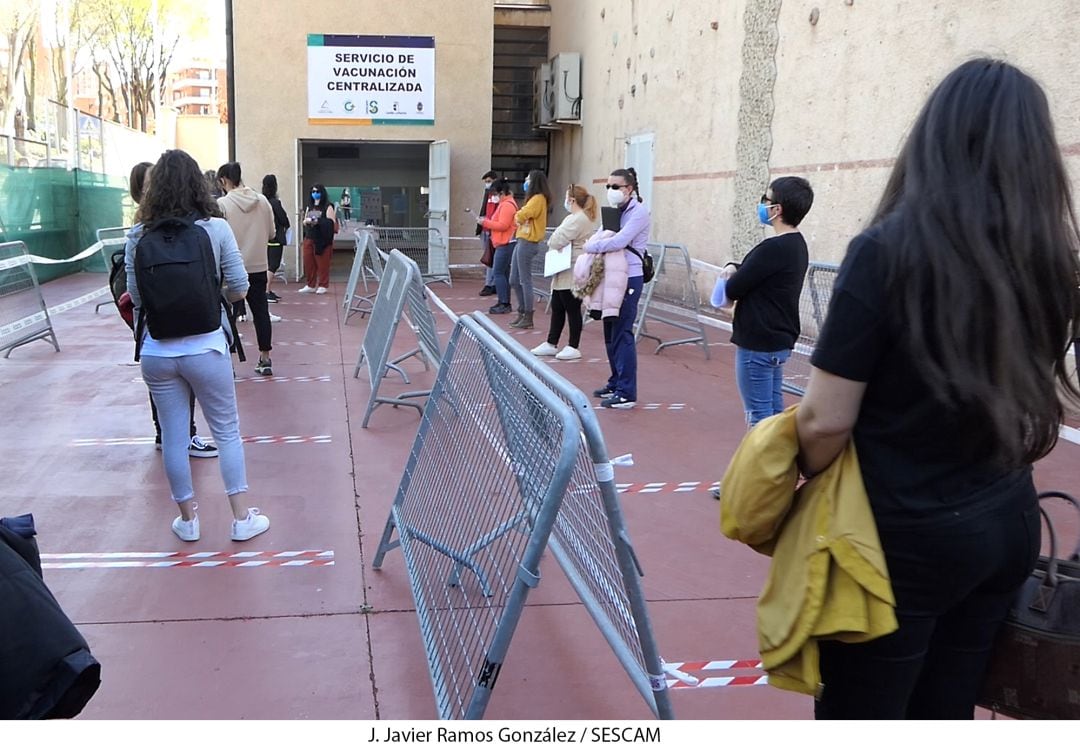 Vacunación de docentes en el Polideportivo S. José de Guadalajara