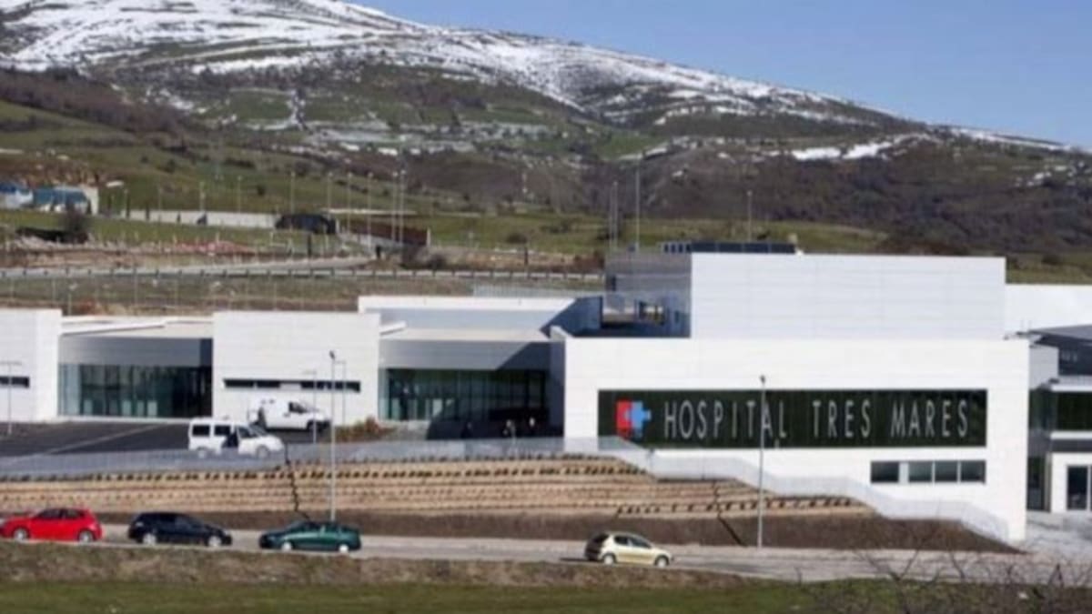 El viento vuela la cubierta del Hospital Tres Mares y de un supermercado de Reinosa