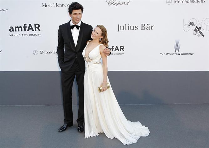 La cantante y actriz Kylie Minogue con su pareja, el modelo español Andrés Velencoso