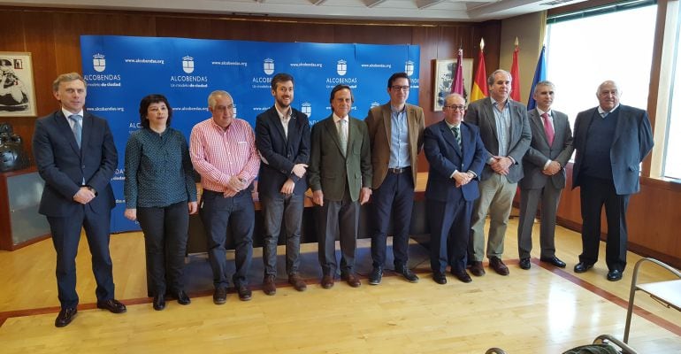 Foto de familia de la firma del acuerdo en materia de empleo entre la Comunidad de Madrid y el ayuntamiento de Alcobendas