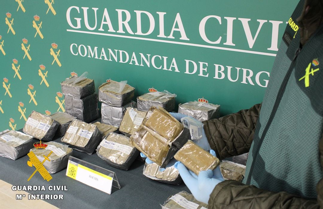 La Guardia Civil aprehende 16 kilogramos de hachís en la AP-I 