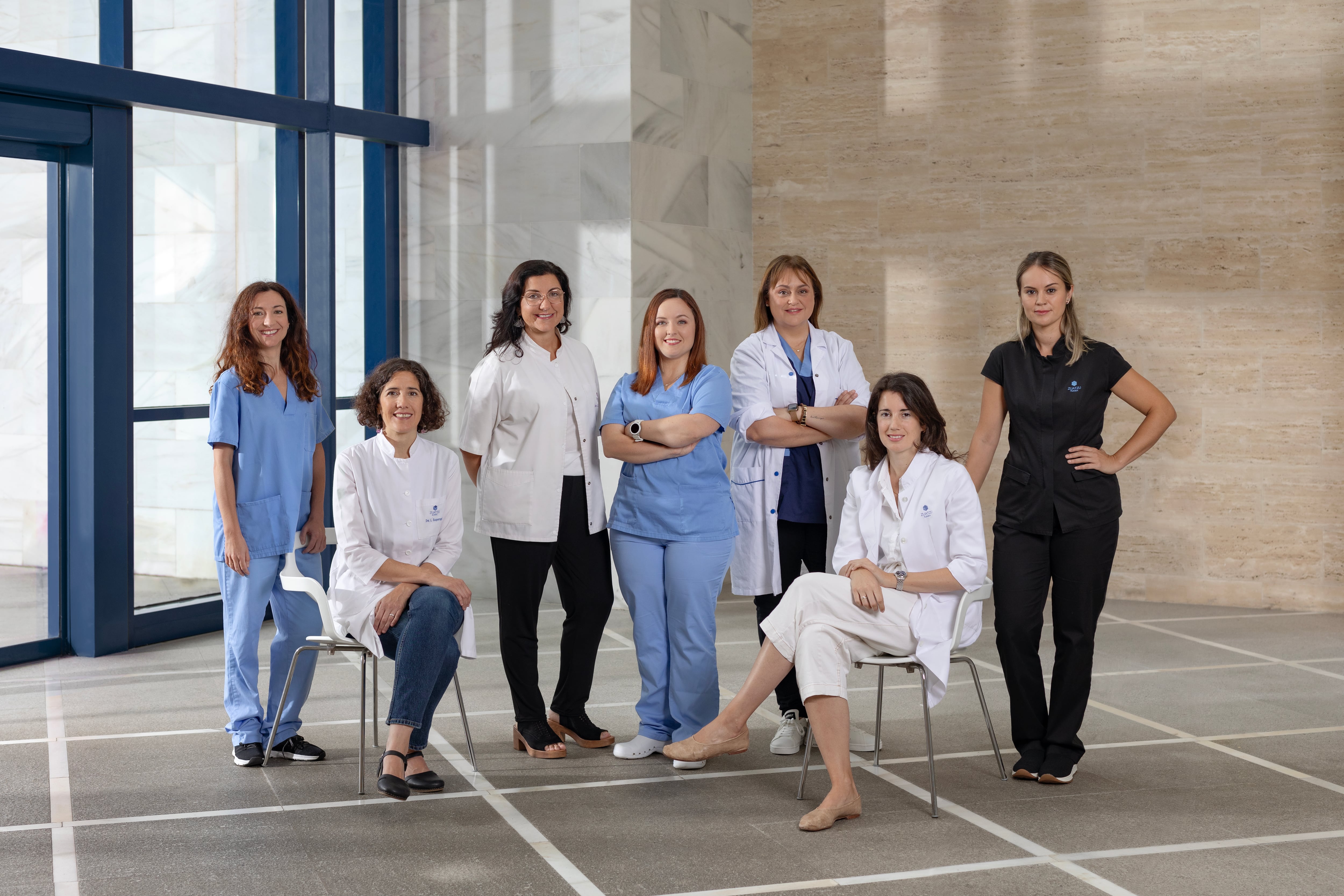 Mujeres al cuidado de la mujer. El equipo completo de la Unidad de Ginecología regenerativa de Clínica Zuatzu. De izquierda a derecha: la fisioterapeuta Andrea Estomba, la Dra. Laura Susperregui, la Dra. Sonia Cornago, la fisioterapeuta Leire Irizar, la Dra. Belén Alonso, la Dra. Ane Garmendia y la técnico Karen Apastegui.