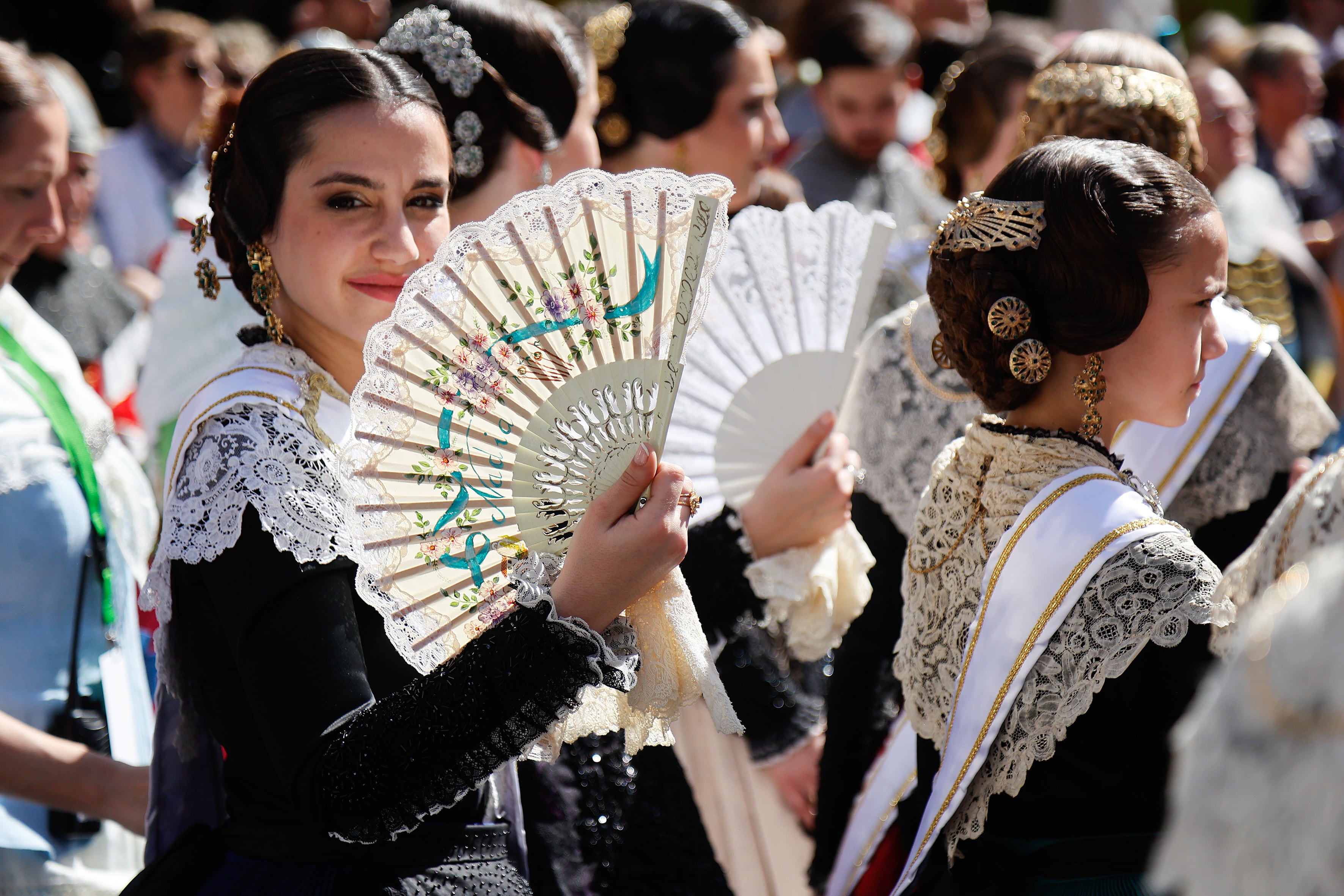 CASTELLÓN DE LA PLANA, 11/03/2023.- Castelló comienza hoy sus fiestas fundacionales, las Fiestas de la Magdalena en las que se festeja la fundación de la ciudad por el Rey Jaume I. En la imagen participantes en los desfiles conmemorativos se protegen del fuerte calor con abanicos EFE/Domenech Castelló
