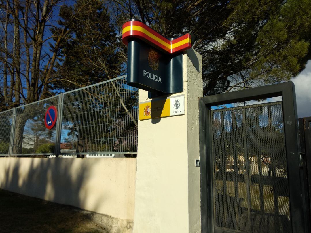 Entrada de la Comisaría de la Policía de Aranda