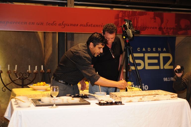 Uno de los asistentes al evento "pinta" un particular cuadro con ingredientes de la gastronomía onubense