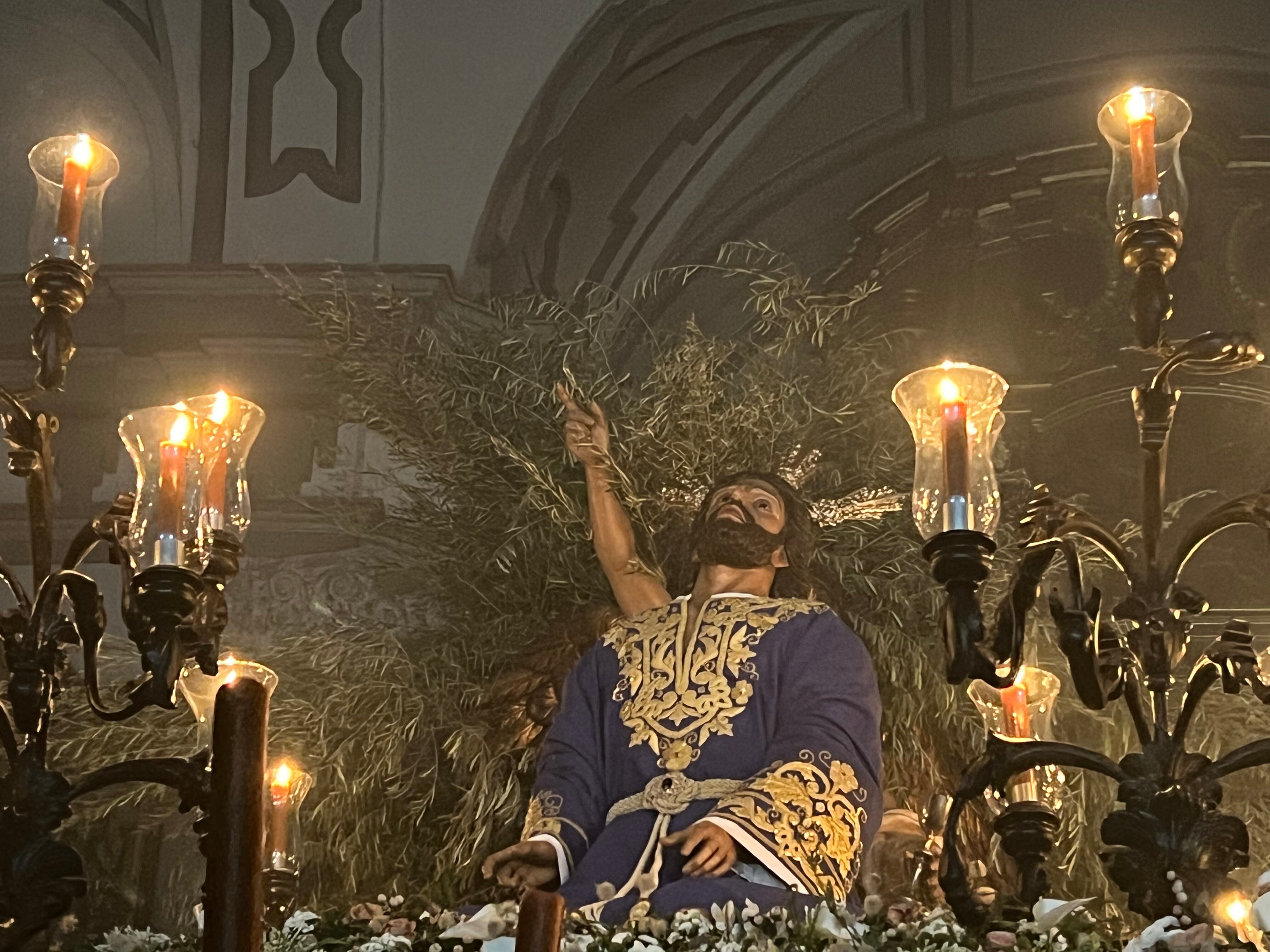 Dos de los estrenos de la cofradía rondeña fueron la túnica y las potencias del Cristo