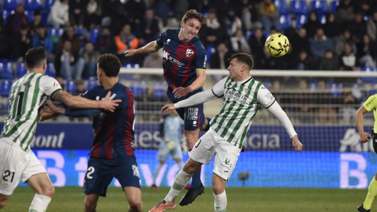 El Huesca no puede con un Córdoba que remontó en El Alcoraz (1-2)