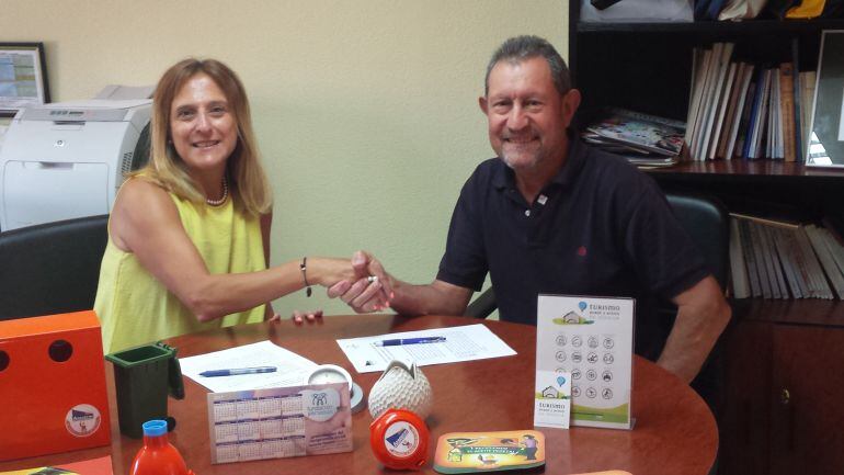 Firma del convenio entre Apadefim y la Asociación de Turismo Rural y Activo de Segovia