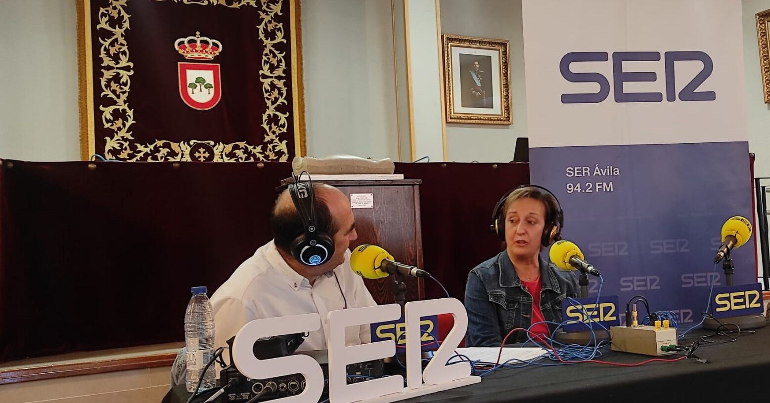 Mª Carmen Organista, presidenta de la Asociación de Amas de Casa de El Hoyo de Pinares, con Luis Sánchez