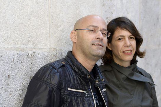 Los directores israelítas Tal Granit (d) y Sharon Maymon (i), posan durante la presentación de la película &quot;&quot;Mita tova&quot; (&quot;La fiesta de despedida&quot;)&quot; ganadora de la 59 edición del Festival Internacional de Cine de Valladolid, SEMINCI.