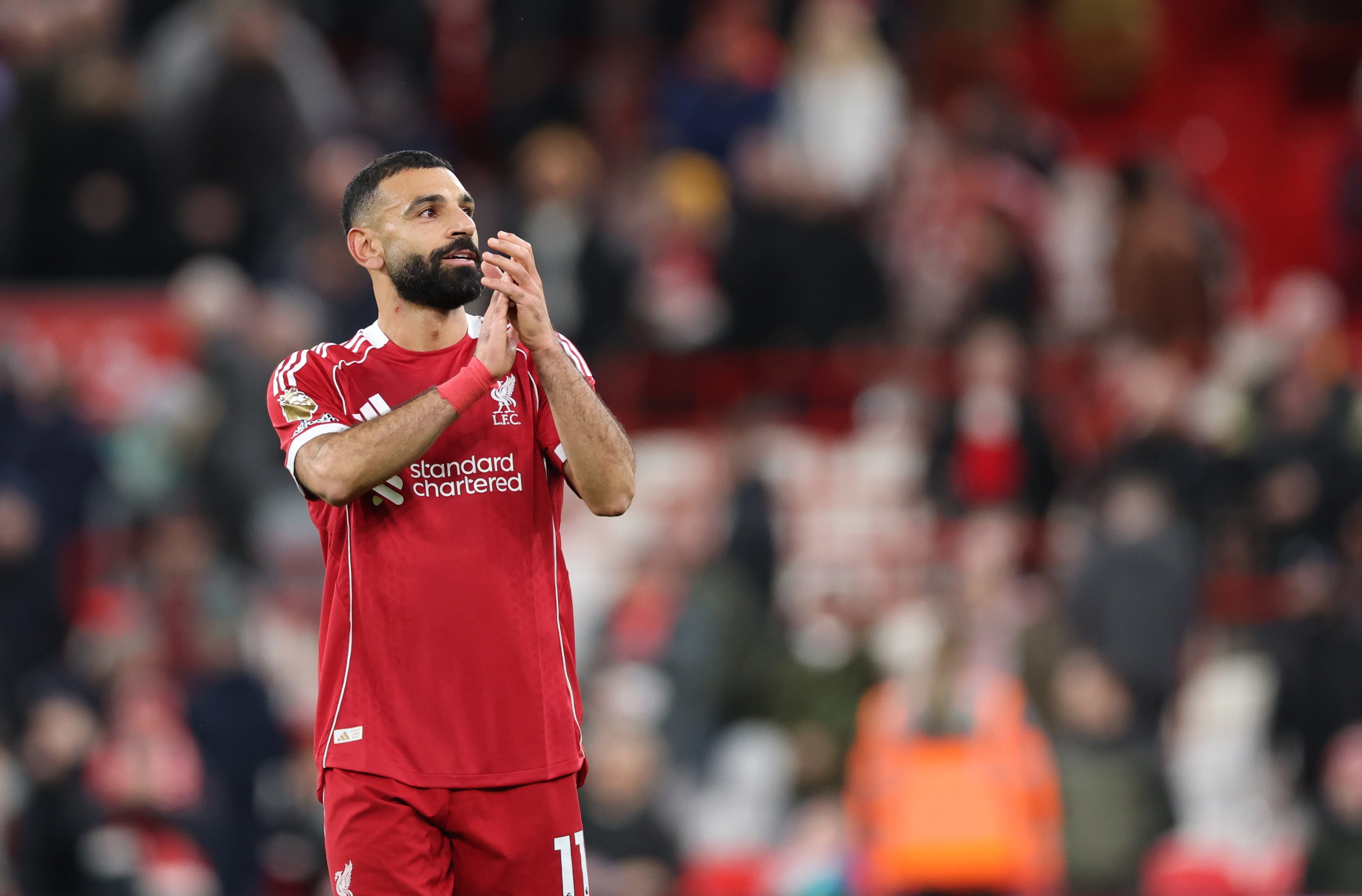 Mohamed Salah aplaude a los aficionados del Liverpool durante el partido contra el Brighton & Hove Albion