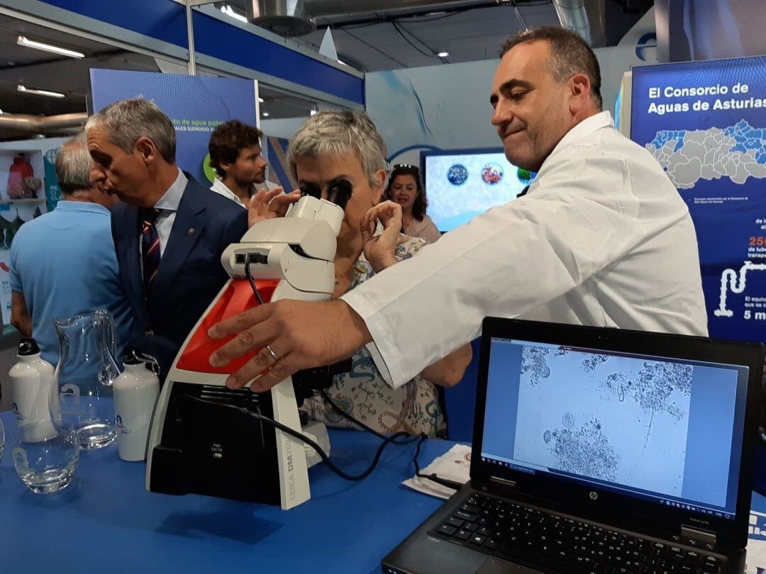 La alcaldesa de Gijón, Ana González, durante su visita al stand de Cogersa en la Fidma