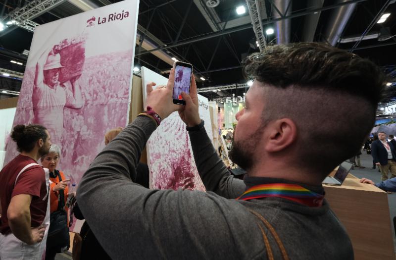 Dos artistas han pintado con vino los atractivos de La Rioja en el transcurso de Fitur | Gobierno de La Rioja