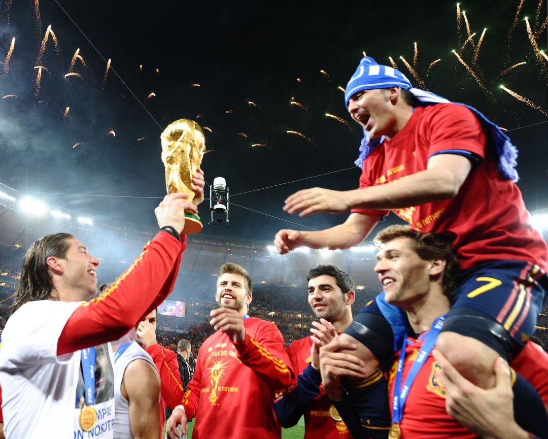 Algunos jugadores de la Selección celebran el Mundial, en el césped de Johannesburgo