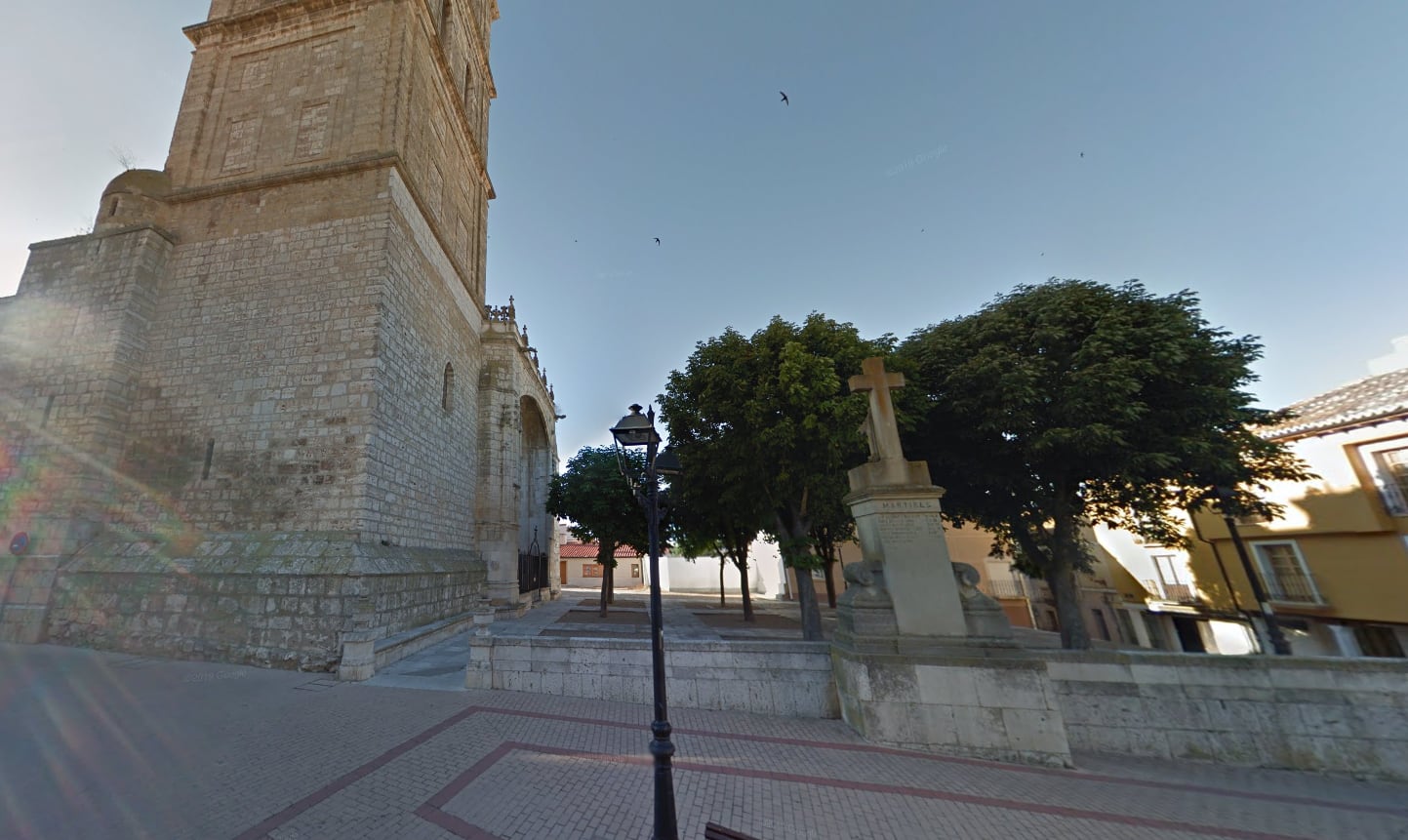 Cruz de los caídos situada en la Plaza de la Paz de Dueñas (Palencia)