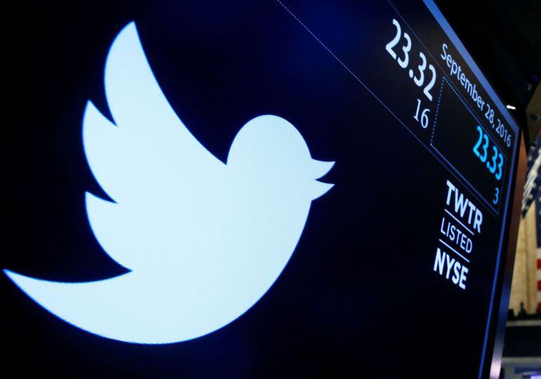 El logo de Twitter en un panel de la Bolsa de Nueva York