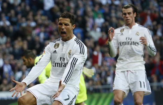 Real Madrid's Cristiano Ronaldo reacts (L) next to his teammate Gareth Bale during their Spanish first division soccer match against Espanyol at Santiago Bernabeu stadium in Madrid January 10, 2015. REUTERS/Juan Medina (SPAIN - Tags: SPORT SOCCER)