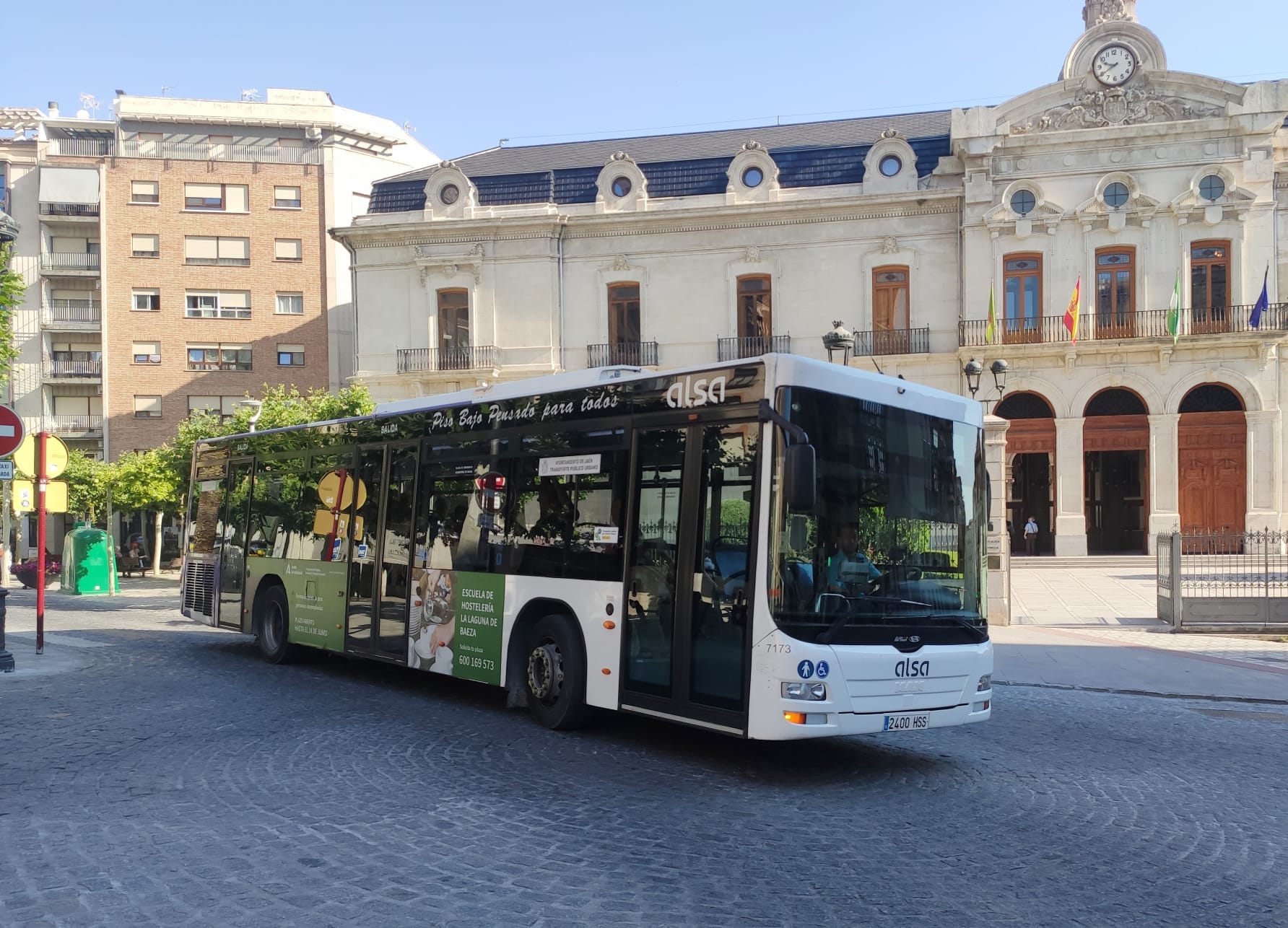 Uno de los autobuses urbanos de ALSA circulando por el centro de Jaén capital