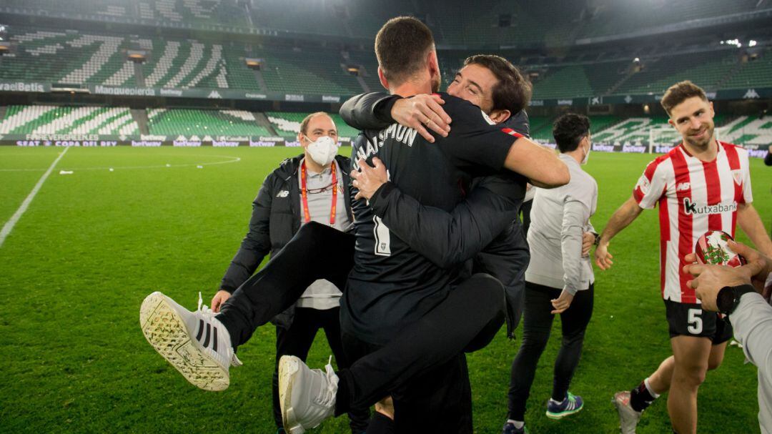 Unai Simón celebra con Marcelino García Toral la clasificación para semifinales de Copa