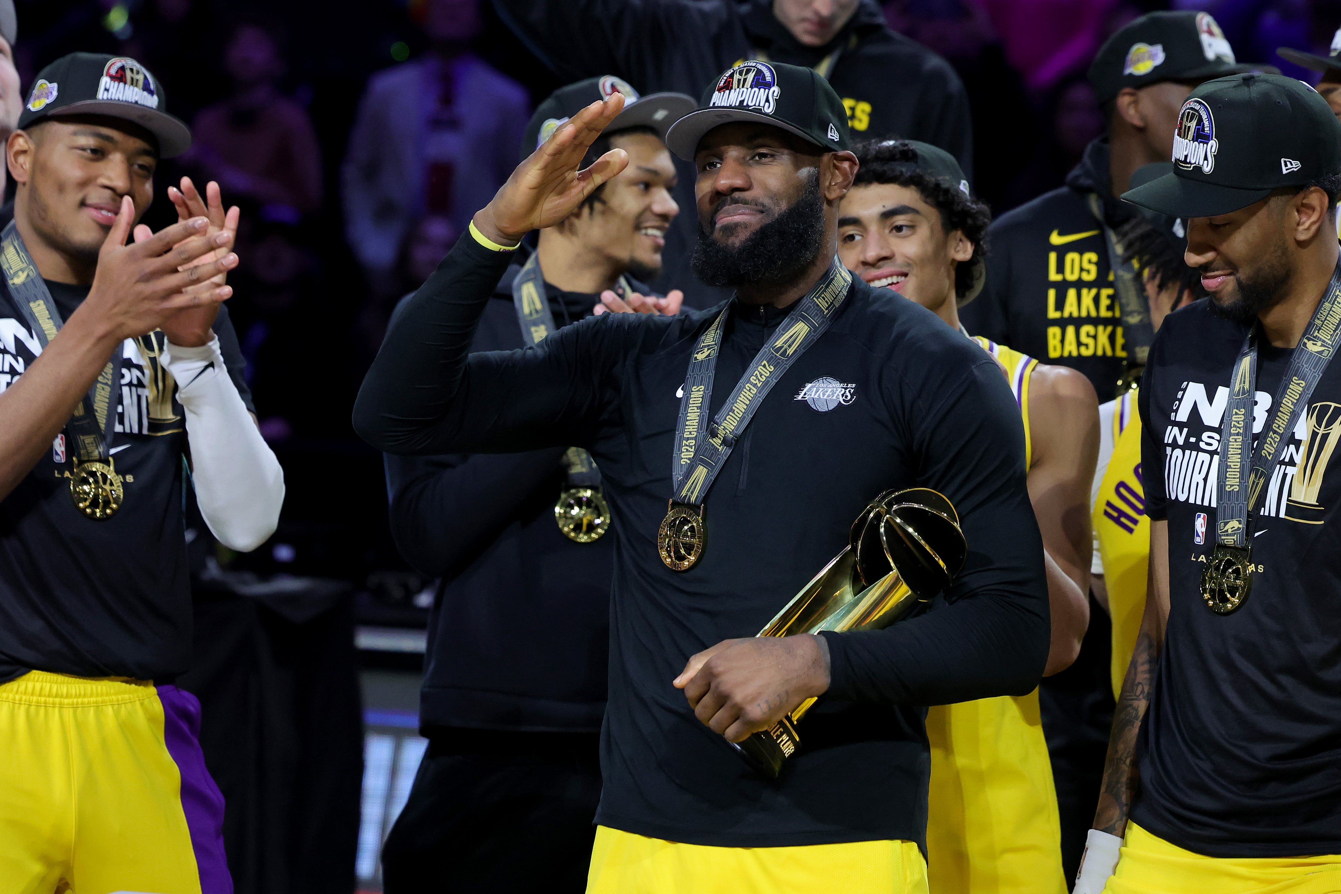 Le Bron celebra el título de In Season Tournament de la NBA ante los Indiana Pacers