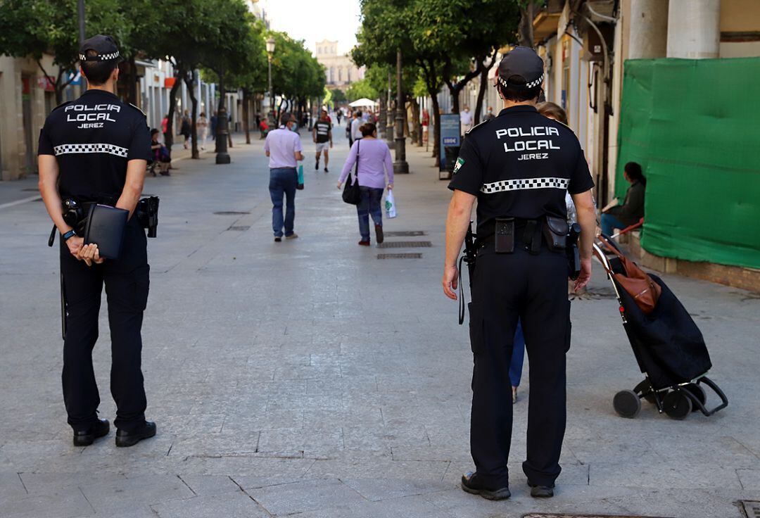 Dos agentes de la Policía Local de Jerez en la calle Larga