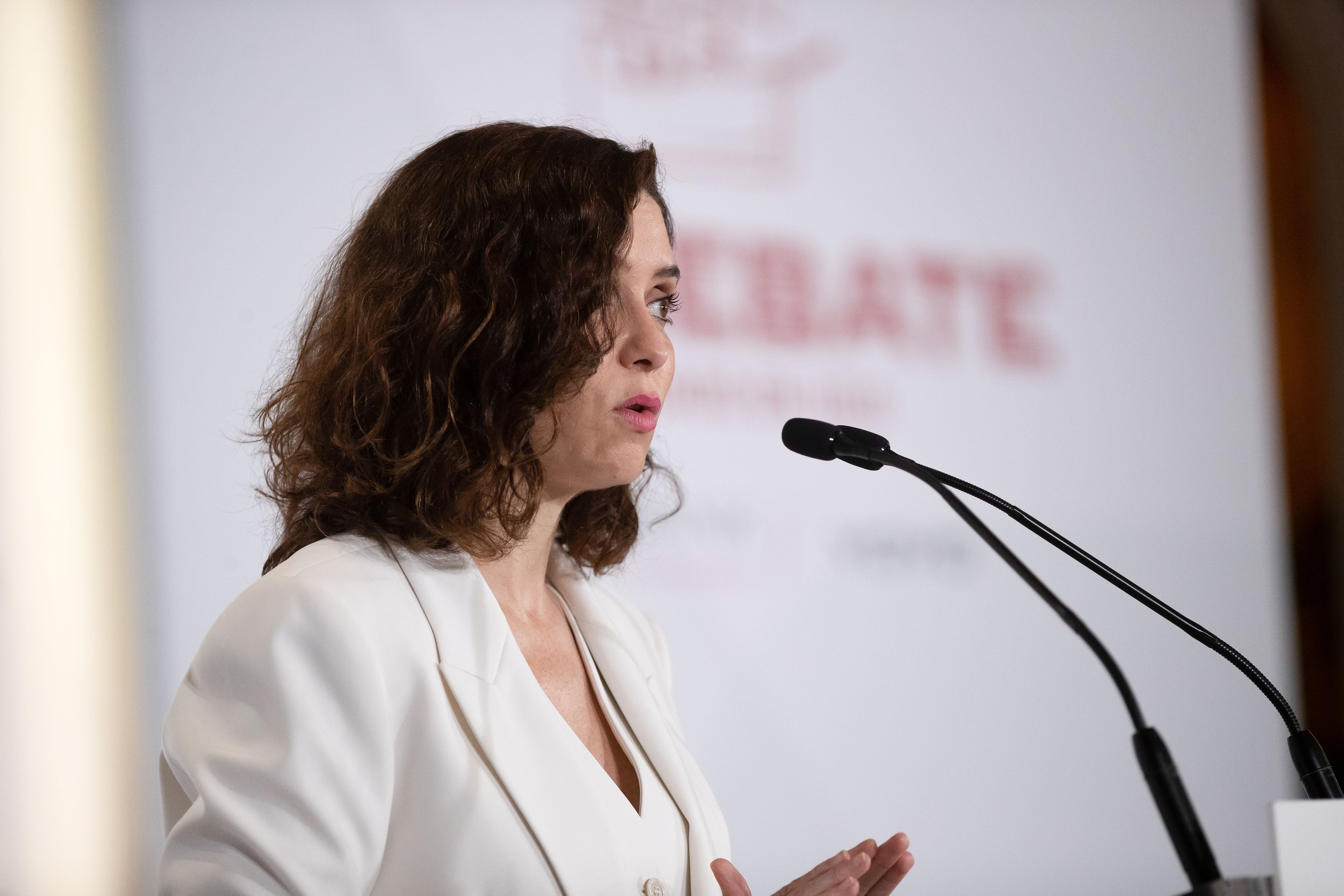 La presidenta de la Comunidad de Madrid y candidata del PP a la reelección, Isabel Díaz Ayuso, da un discurso mientras protagoniza un desayuno informativo de El Debate este martes en Madrid.