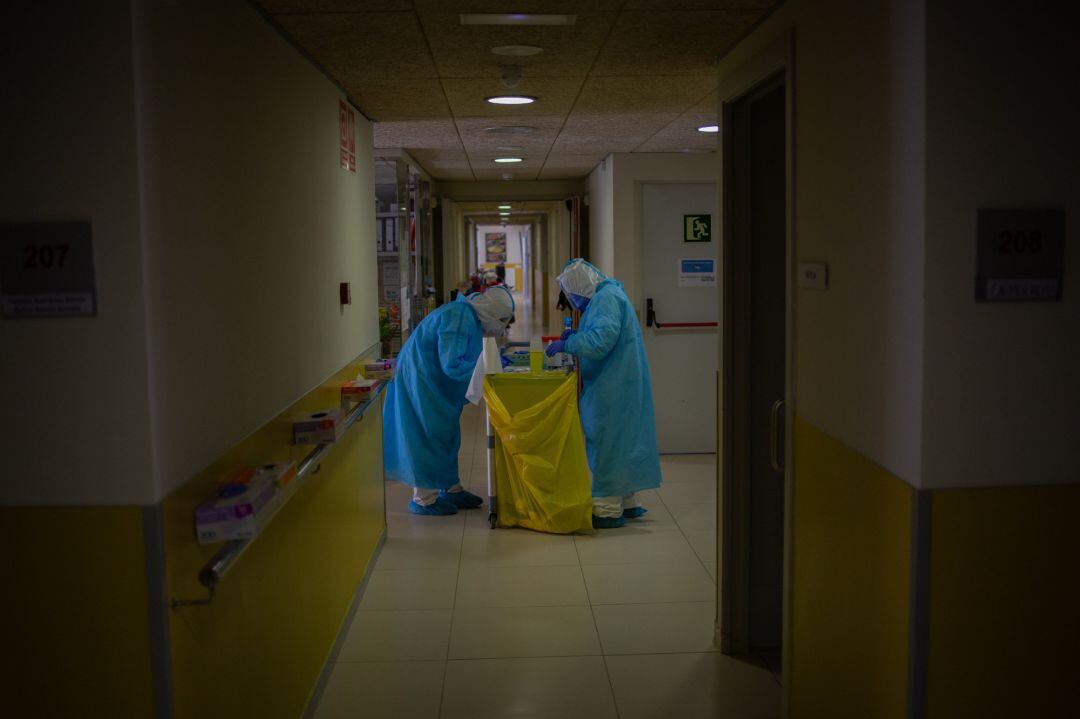 Preparan en un pasillo el material para realizar test rápidos de COVID-19.