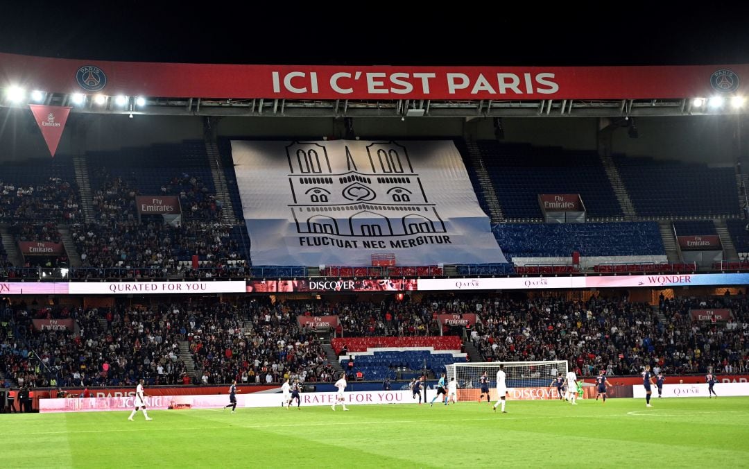 Homenaje a Notre Dame durante el PSG - Monaco