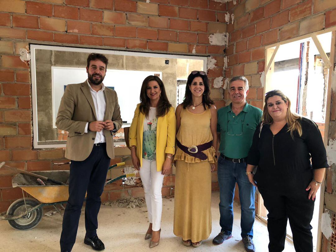 Momento de la visita de la delegada (2ª Izqda.) a las obras del &#039;Virgen de Cuadros), acompañada por el alcalde y directivos del centro