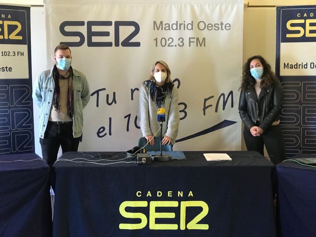 Los periodistas José Medrano y Ana Iriarte junto a la cantante mostoleña Lara Morello 