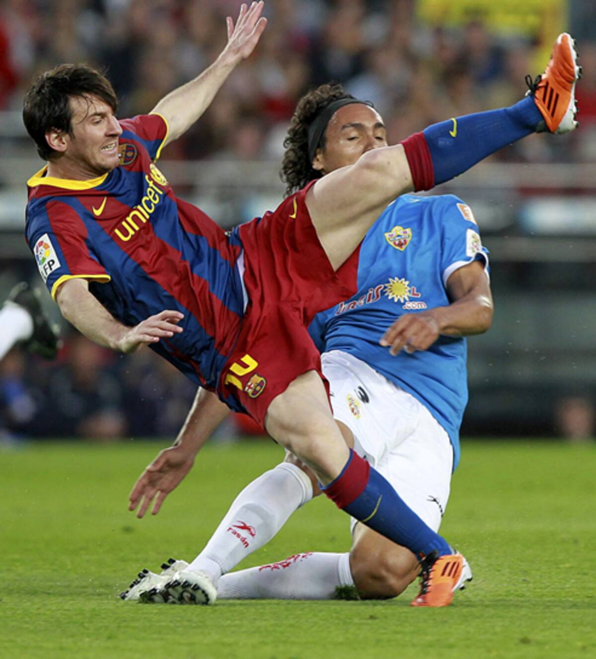 El delantero argentino del FC Barcelona Lionel Messi cae en presencia del defensa uruguayo de la U.D Almería, Marcelo Silva, durante el partido correspondiente a la trigésima primera jornada de Liga disputado esta noche en el Nou Camp