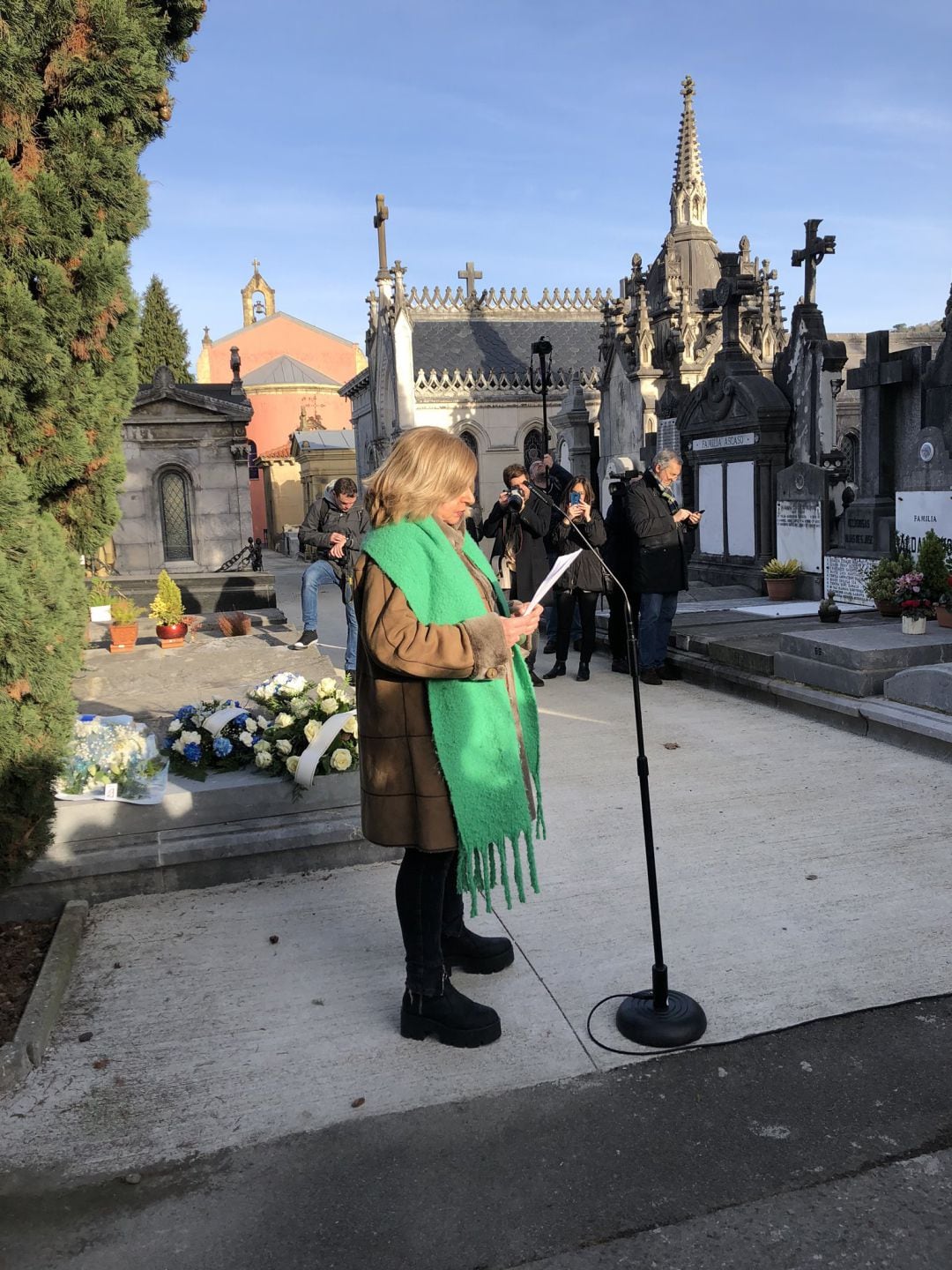 Consuelo Ordóñez pronuncia su discurso en el homenaje a su hermano.