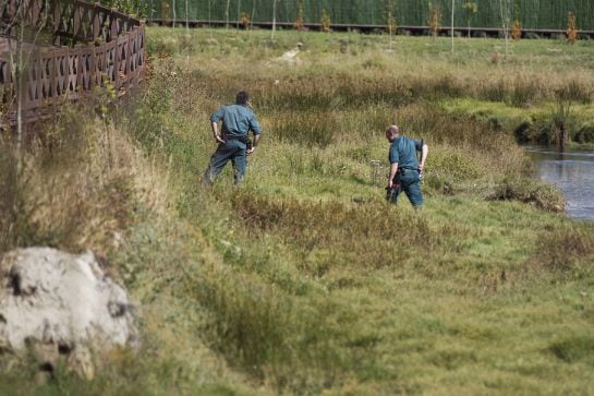 Guardia Civil, Protección Civil y Policía Local peninan la zona próxima al domicilio de Diana Quer.