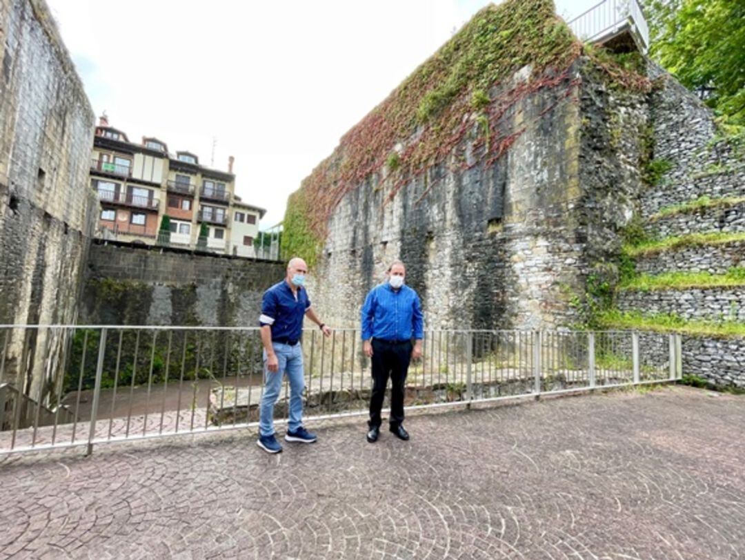 El alcalde Txomin Sagarzazu y el concejal de Cultura Juan Luis Silanes