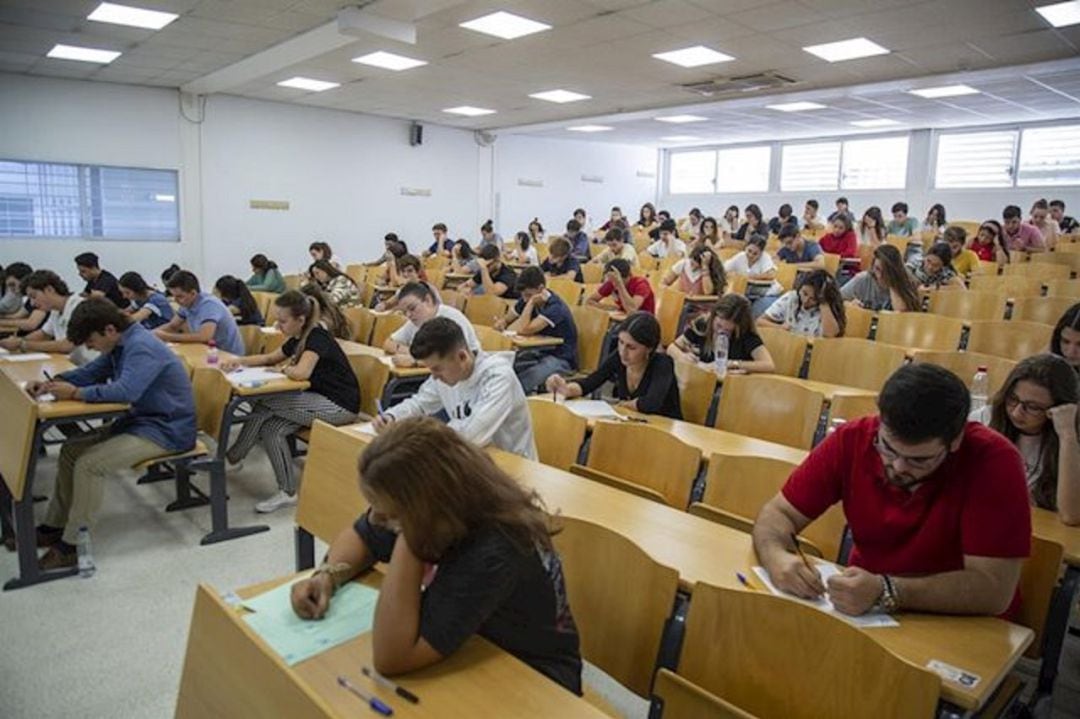 Alumnos haciendo un examen de selectividad