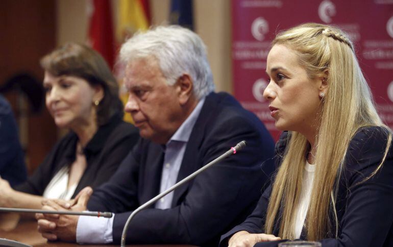 Lilian Tintori (d), esposa del opositor venezolano Leopoldo López, junto al expresidente del Gobierno Felipe González y Mitzy Capriles, esposa de Antonio Ledezma, durante la rueda de prensa ofreceda hoy en la Asociación de la Prensa de Madrid