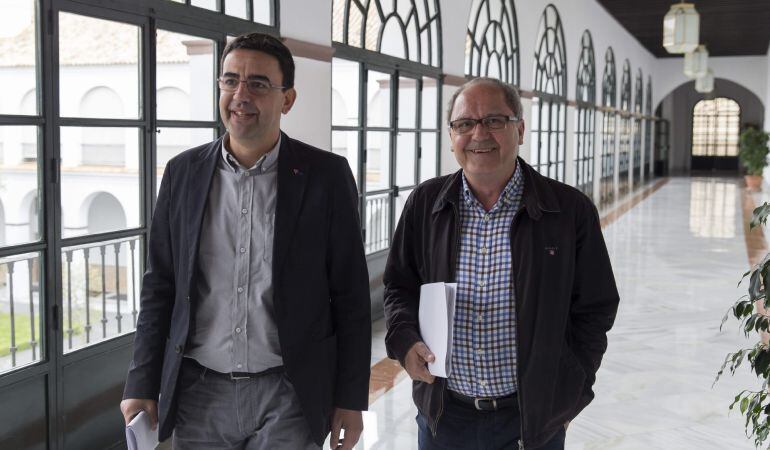 GRA069. SEVILLA, 14/04/2015.- El secretario de organización del PSOE andaluz, Juan Cornejo (d) y el portavoz parlamentario Mario Jiménez (i), a su llegada esta mañana al Parlamento de Andalucía en Sevilla, donde se ha reunido con representantes de Podemos para hablar de la composición de los órganos de la Cámara y de la investidura de Susana Díaz como presidenta de la Junta de Andalucía. EFE/Julio Muñoz