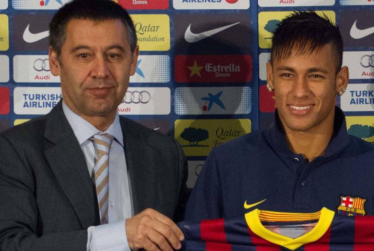 Bartomeu, junto a Neymar el día de la presentación del brasileño como jugador del Barça