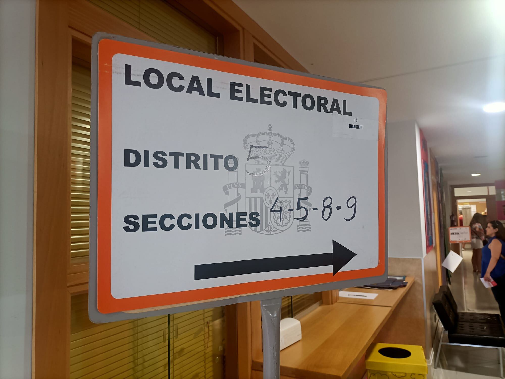 Indicación del local electoral en el Colegio Juan XXIII de Zamora