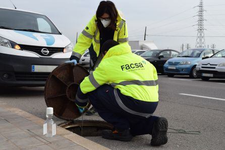 Operarios de Facsa recogiendo muestras de agua