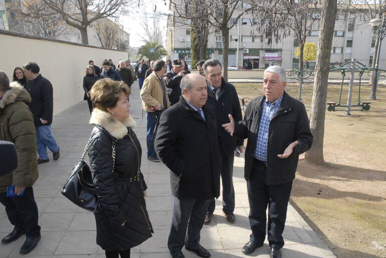 El alcalde de Granada, José Torres Hurtado, (en el centro) en la visita girada este miércoles al barrio Parque Nueva Granada