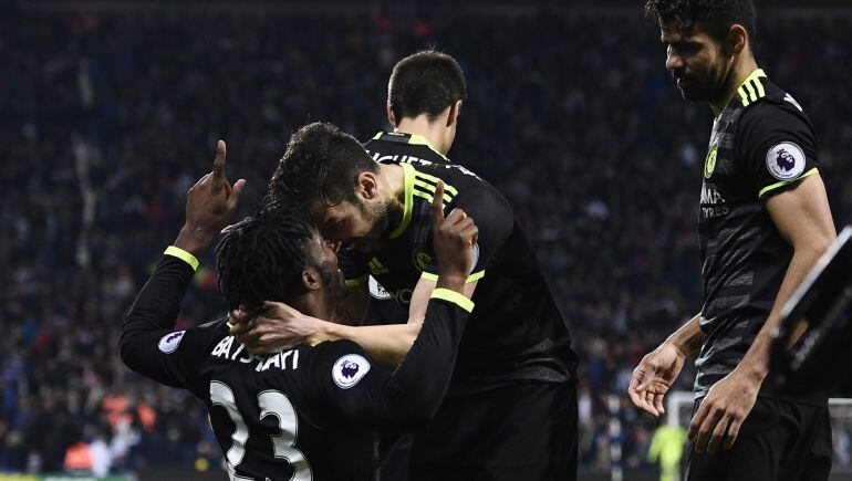 Batshuayi celebra su gol con Cesc, Costa y Azpilicueta