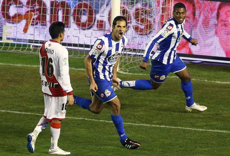 El centrocampista costarricense del Deportivo de La Coruña Celso Borges celebra tras marcar el segundo gol ante el Rayo.