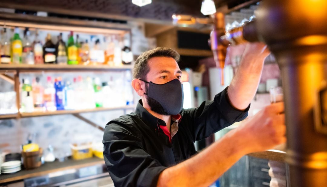 Un camarero prepara una caña de cerveza